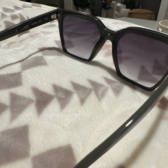 Quay Australia Level Up Sunglasses - Picture 3 of 4